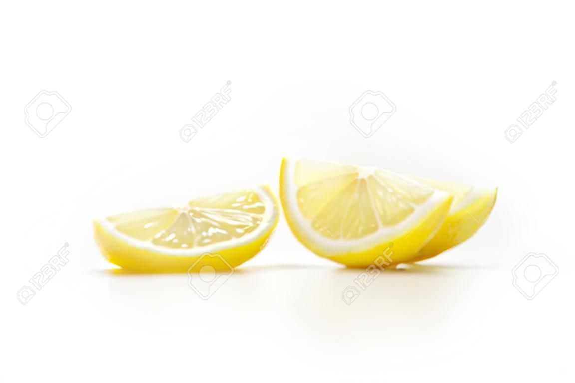 frische Zitronenscheiben auf weißem Hintergrund