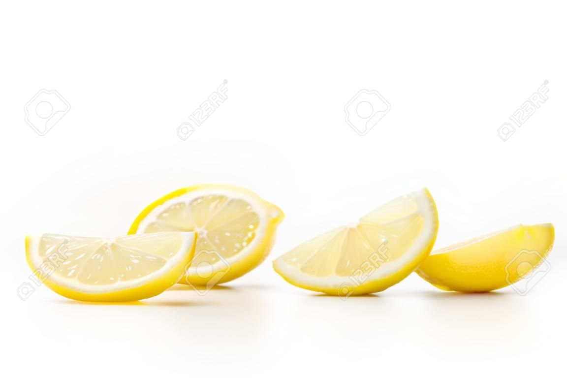 frische Zitronenscheiben auf weißem Hintergrund
