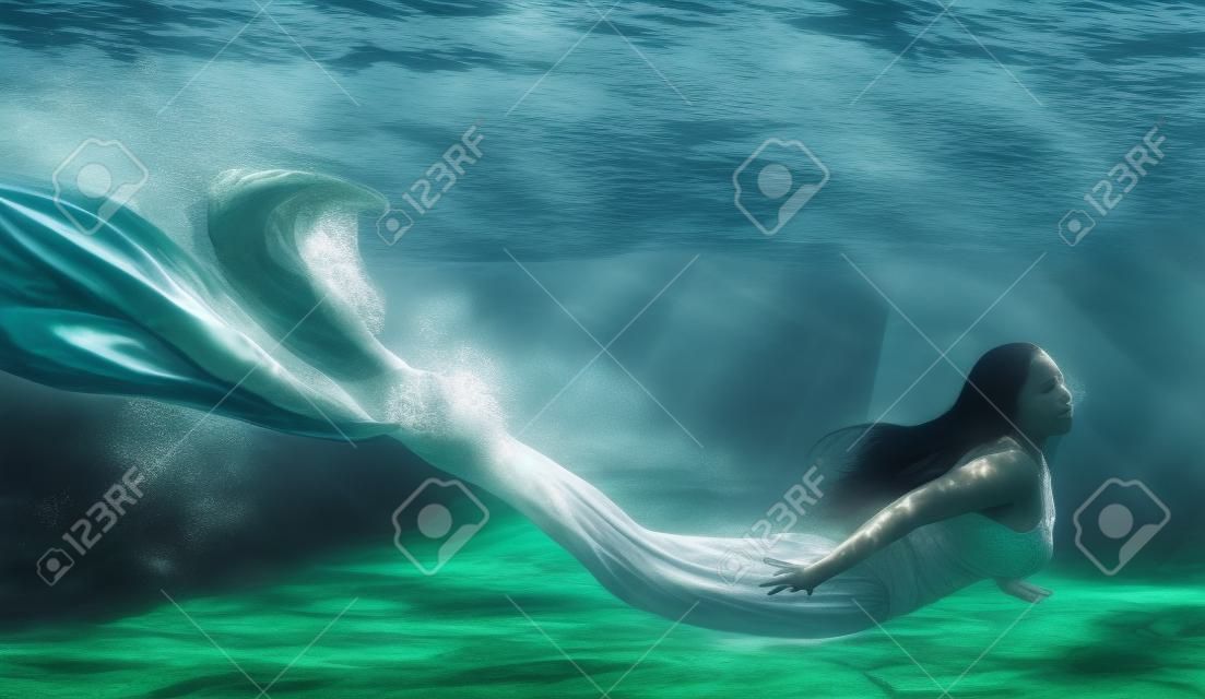 Женщина плавание, как русалка Подводная открытом воздухе