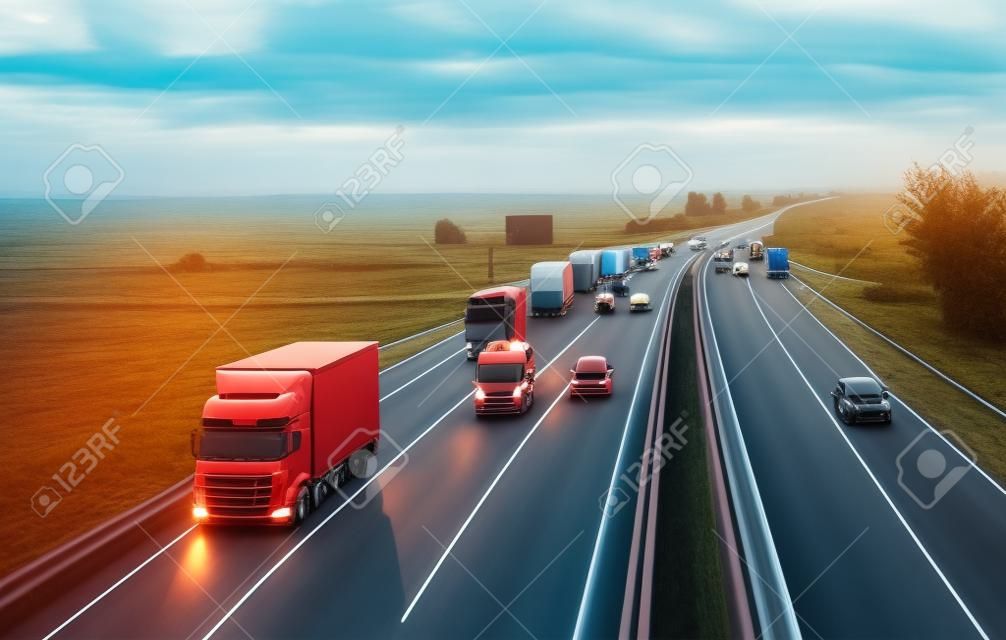 Transporte rodoviário com carros e caminhão