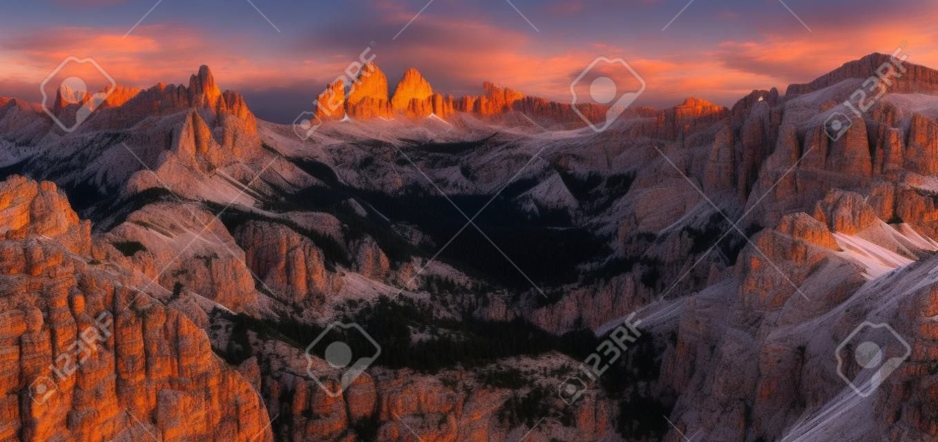 Dolomity we WÅ‚oszech, gÃ³ra panorama o zachodzie sÅ‚oÅ„ca - Tre Cime di Lavaredo