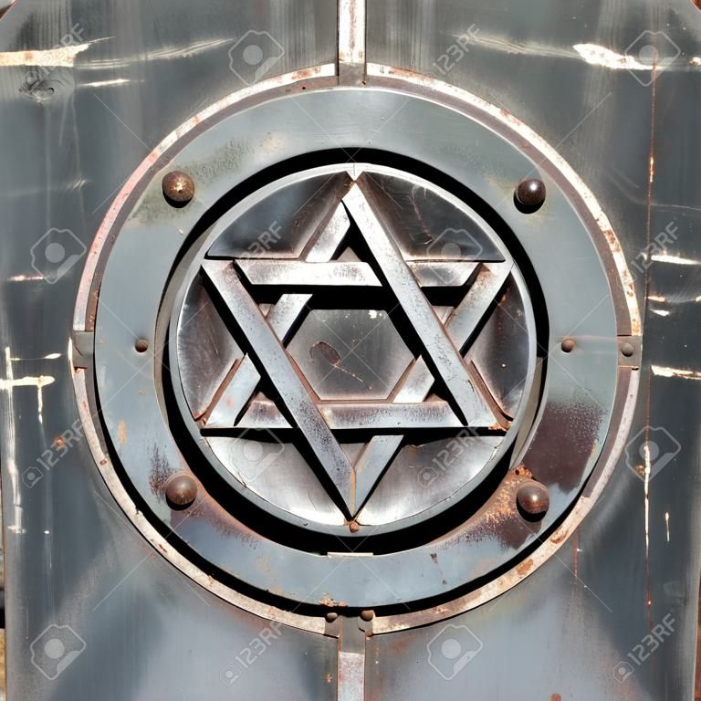 Estrela de David, parte da construção arquitetônica da porta de metal danificada velha, símbolo do círculo do detalhe da sinagoga, closeup do sinal, judaísmo, simbolismo religioso judaico israelense, conceito