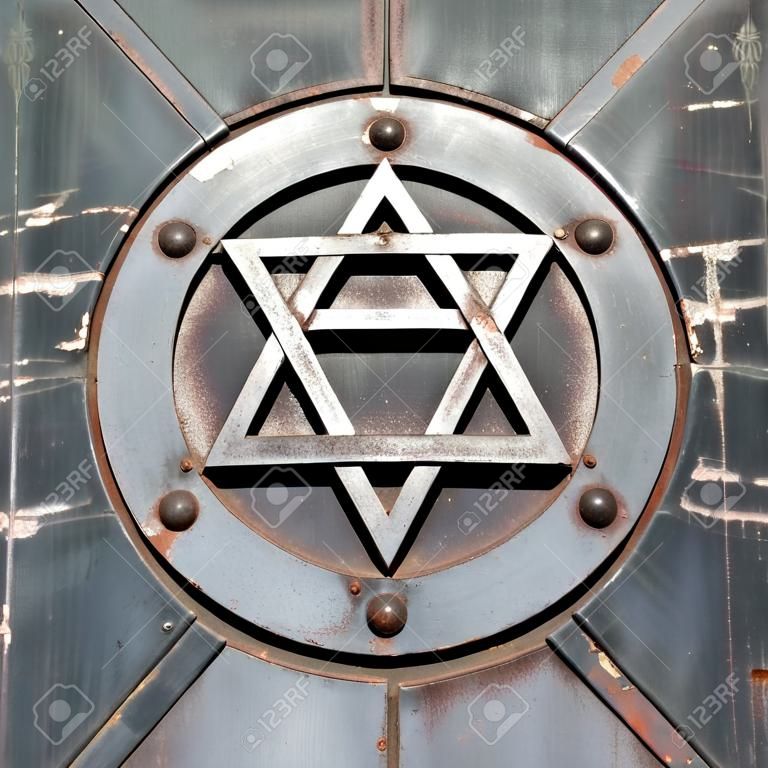 Estrela de David, parte da construção arquitetônica da porta de metal danificada velha, símbolo do círculo do detalhe da sinagoga, closeup do sinal, judaísmo, simbolismo religioso judaico israelense, conceito