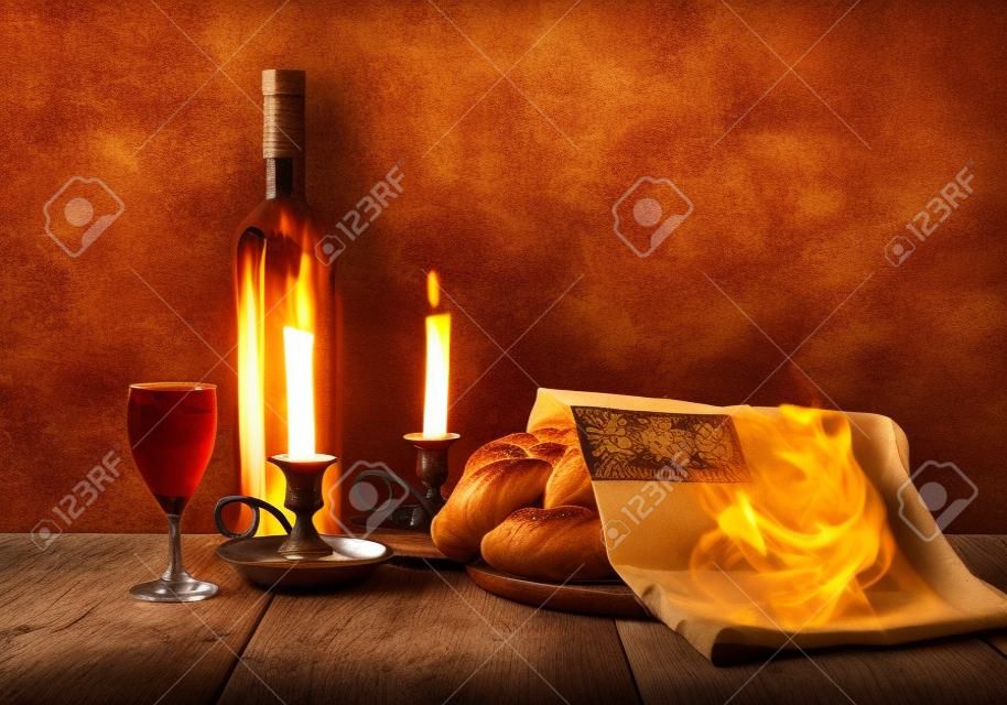 Imagen sábado. pan jalá y candelas en mesa de madera