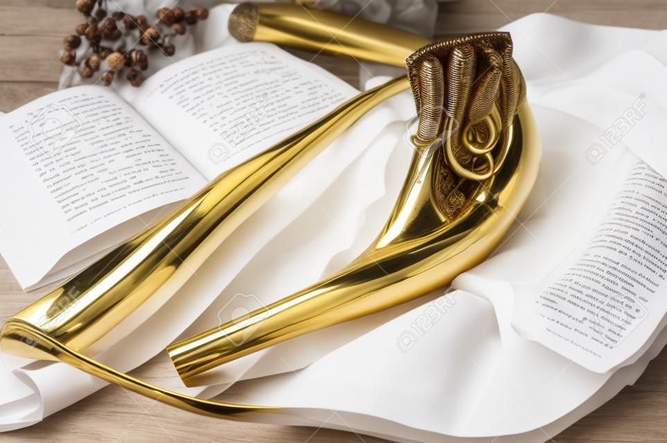 Schofar Horn auf weißem Gebet talit. Platz für Text. Rosch Haschana jüdischer feiertag Konzept. traditionellen Urlaub Symbol.