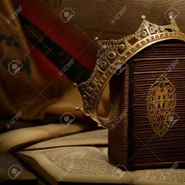 image clé faible de belle couronne de reine / roi sur vieux livre. période médiévale fantastique