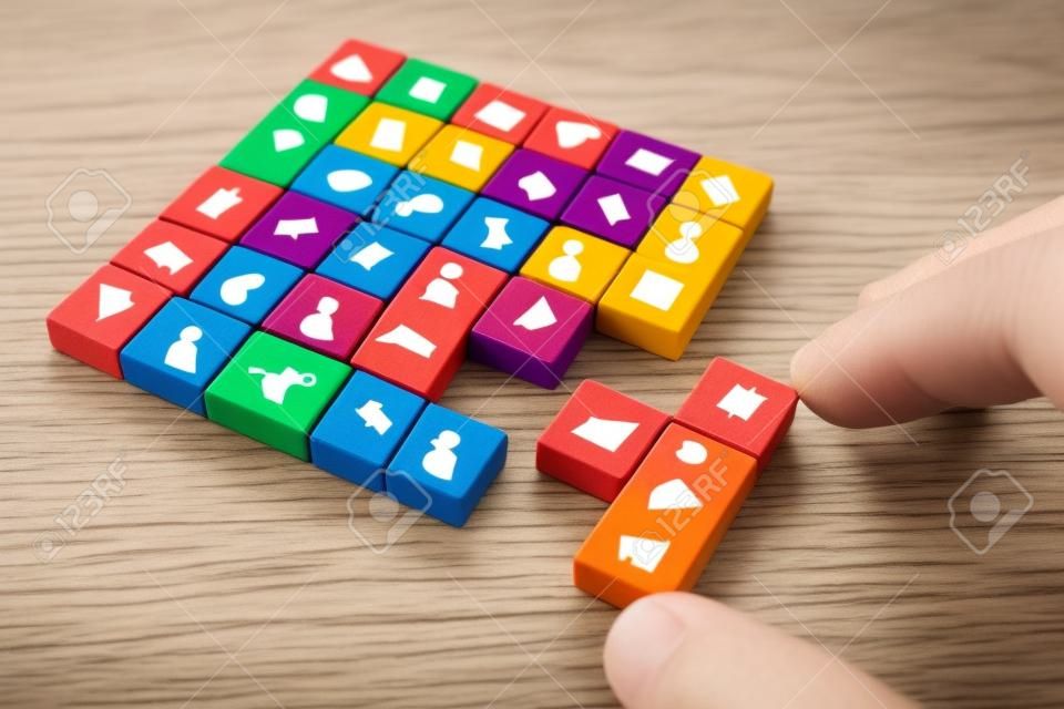 obraz koncepcji biznesowej bloków układanki tangram z ikonami ludzi nad drewnianym stołem, zasobami ludzkimi i koncepcją zarządzania management