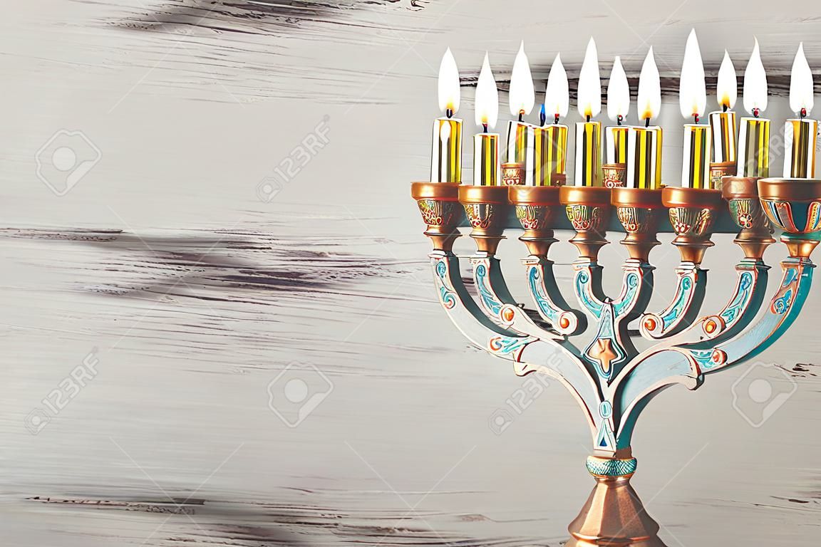 Religie afbeelding van joodse vakantie Hanukkah achtergrond met menorah (traditionele candelabra) en olie kaarsen