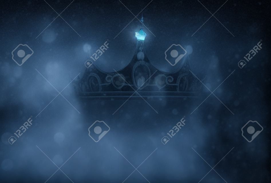 photo mystérieuse et magique de la belle couronne reine/roi sur fond sombre enneigé gothique. Concept de la période médiévale