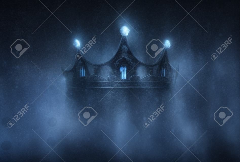 photo mystérieuse et magique de la belle couronne reine/roi sur fond sombre enneigé gothique. Concept de la période médiévale