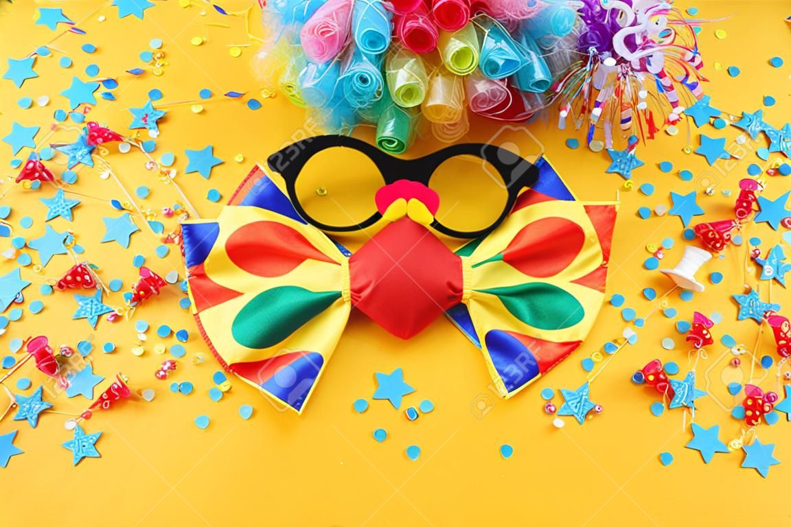 Karneval, Party und Purim-Feierkonzept (jüdischer Karnevalsurlaub) auf gelbem Hintergrund