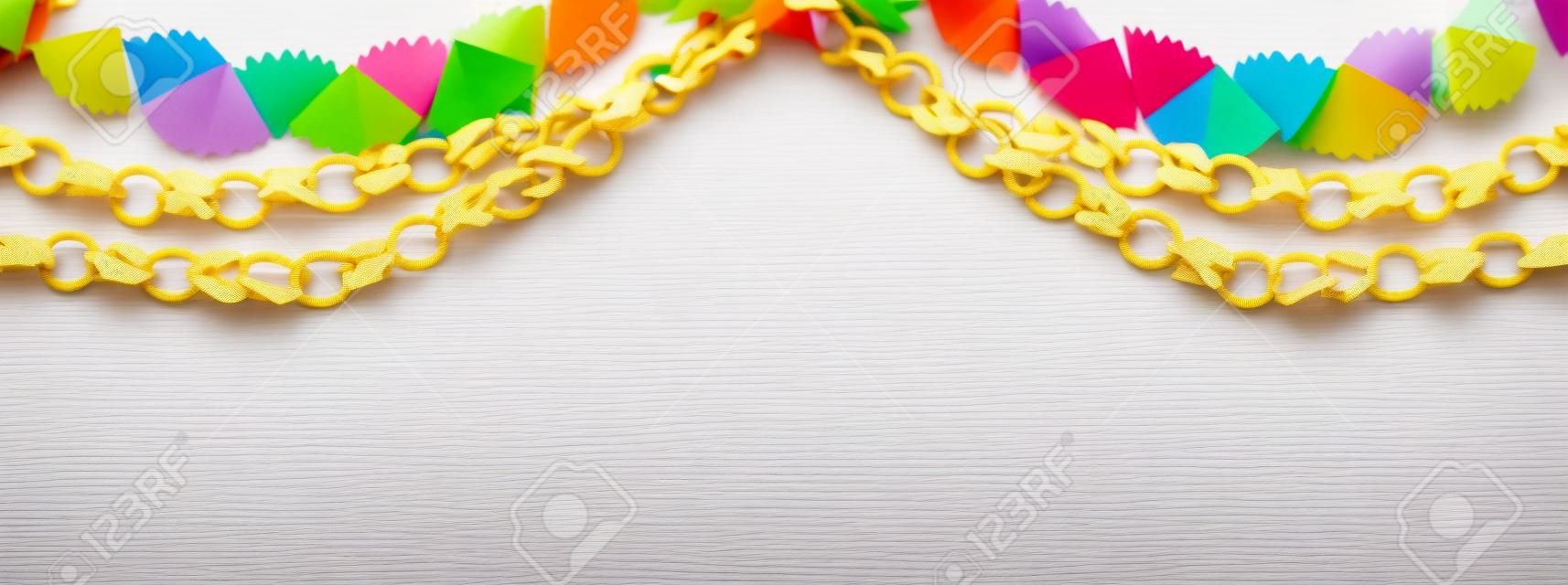 Guirnalda de cadena de colores de papel sobre fondo blanco de madera. Decoración tradicional judía de vacaciones de sucot