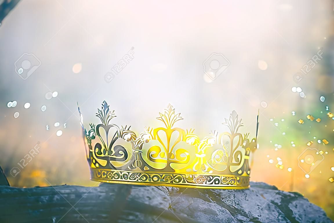 foto misteriosa e mágica da coroa do rei do ouro na floresta. Conceito do período medieval.