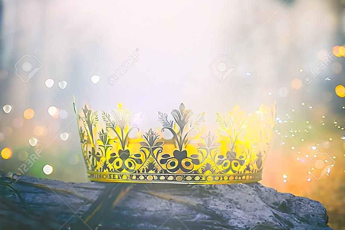 foto misteriosa y mágica de la corona dorada del rey en el bosque. Concepto de época medieval.