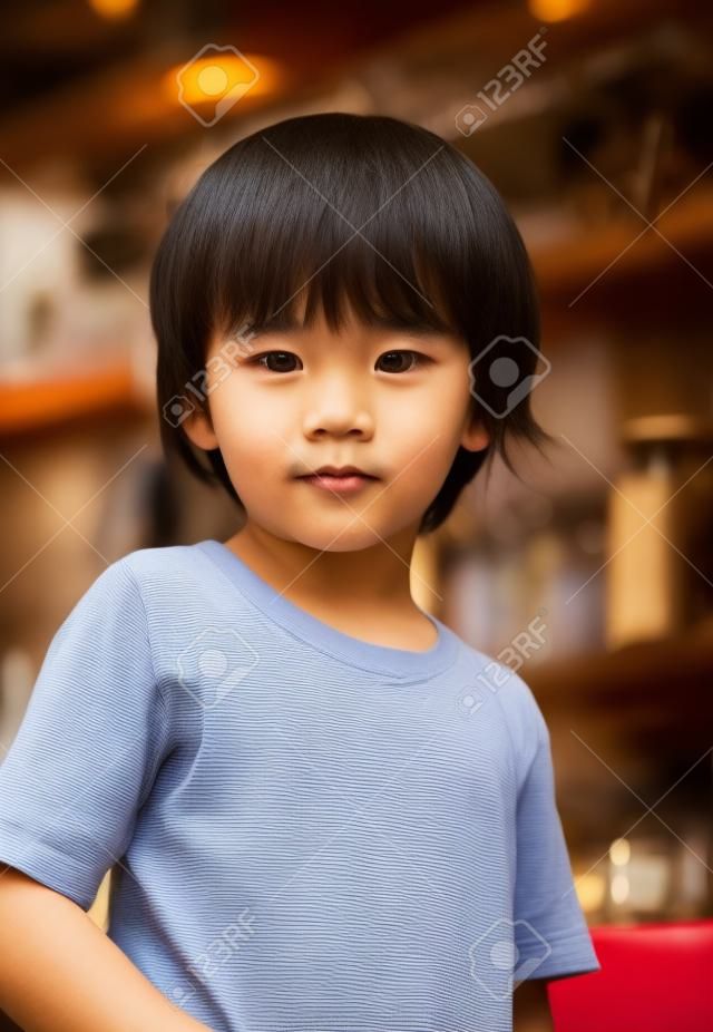 Ritratto di cute ragazzo asiatico in coffee shop