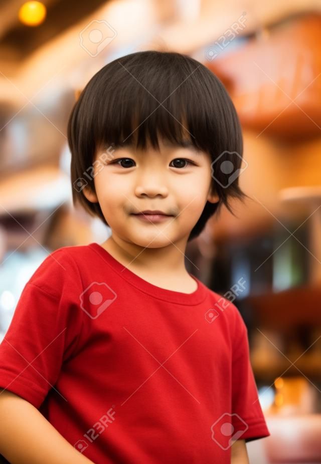 Ritratto di cute ragazzo asiatico in coffee shop