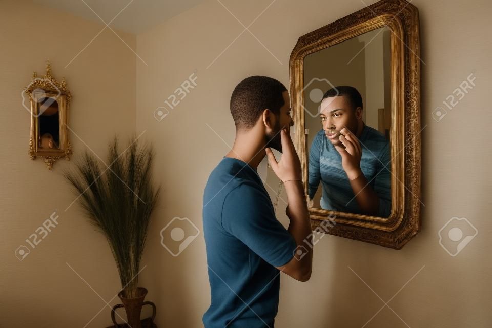 거울에 자신의 나이에 젊은 남자를 찾고
