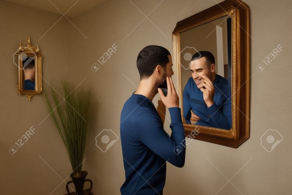 junger Mann, der einer älteren sich im Spiegel