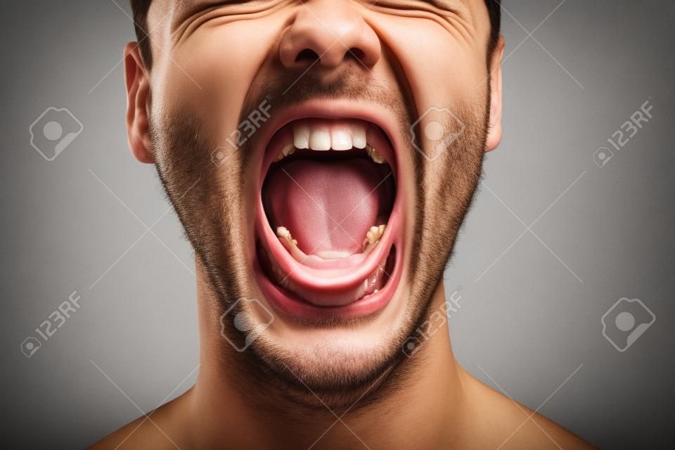 bliska portret z krzykiem człowieka, usta szeroko otwarte