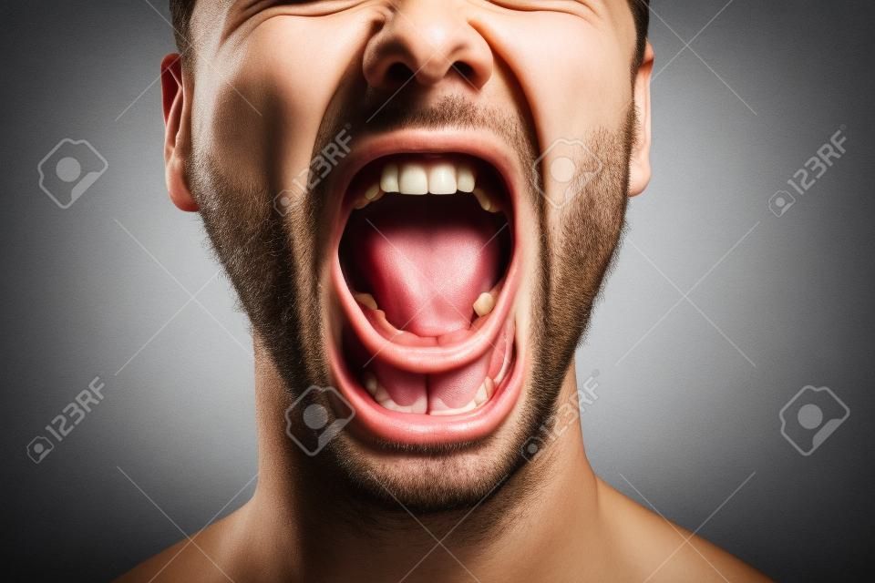 bliska portret z krzykiem człowieka, usta szeroko otwarte