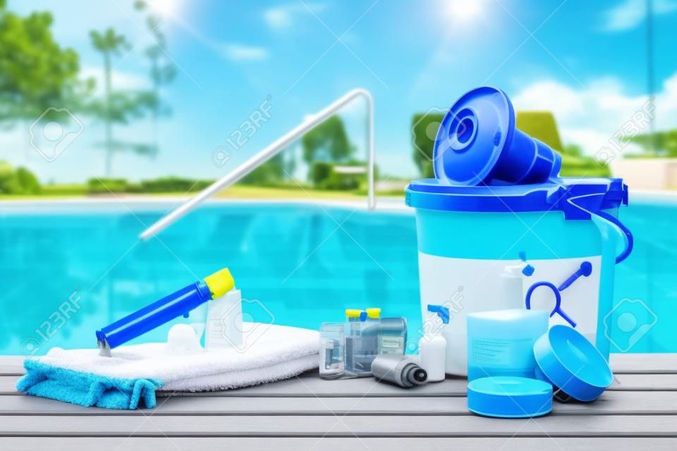 수영장 유지 관리를 위한 화학 청소 제품 및 도구가 있는 장비.