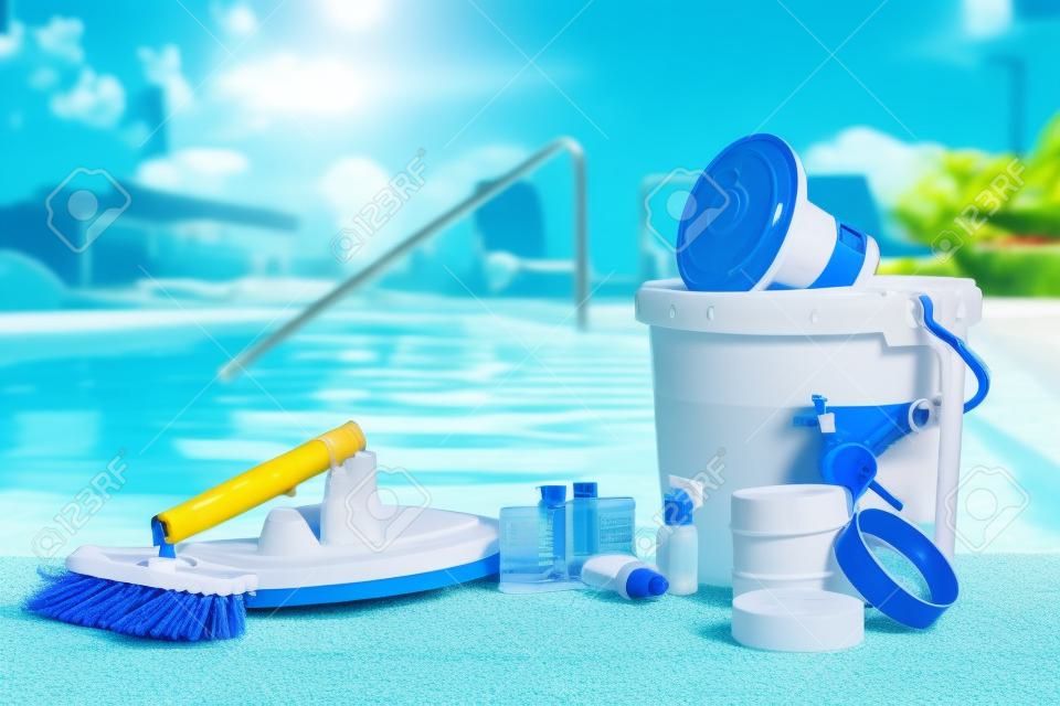 Attrezzature con prodotti chimici per la pulizia e strumenti per la manutenzione della piscina.
