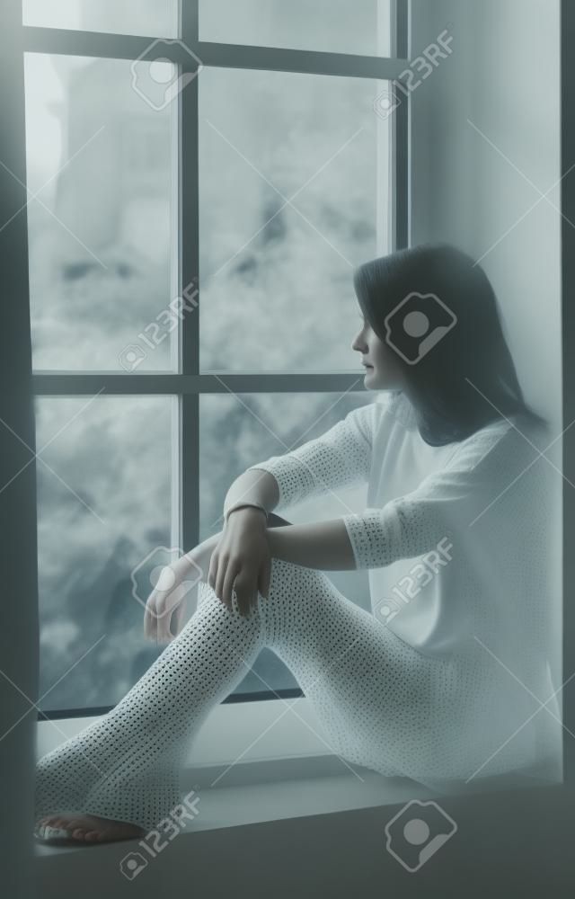 젊은 매력적인 여자, 밖에 서, 외로운 분위기를 찾고 창에 앉아