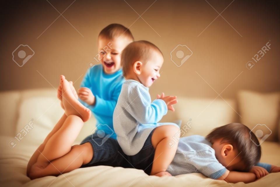 아이들, 형제, 집에서 놀고, 발을 간지럽히고 웃고 웃고