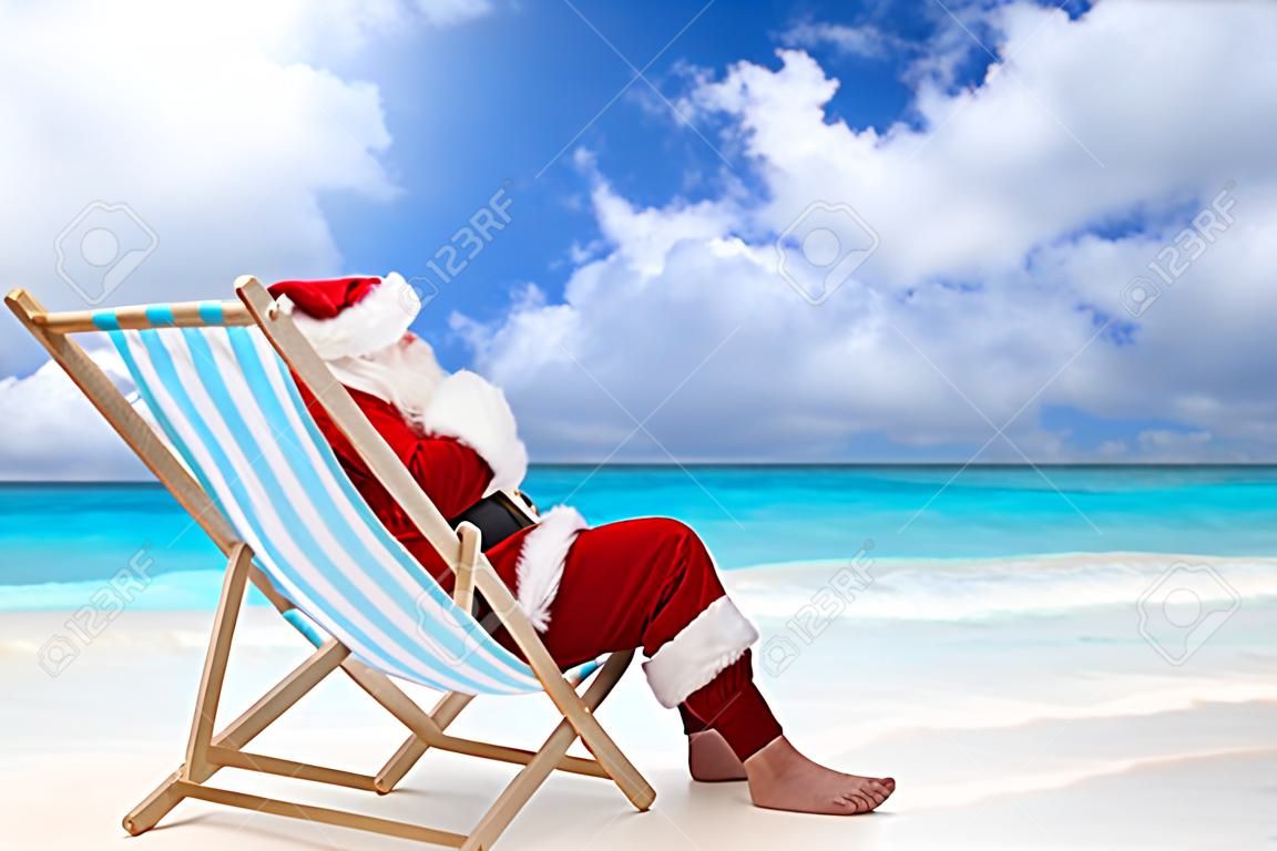聖誕節聖誕老人擱在沙灘上