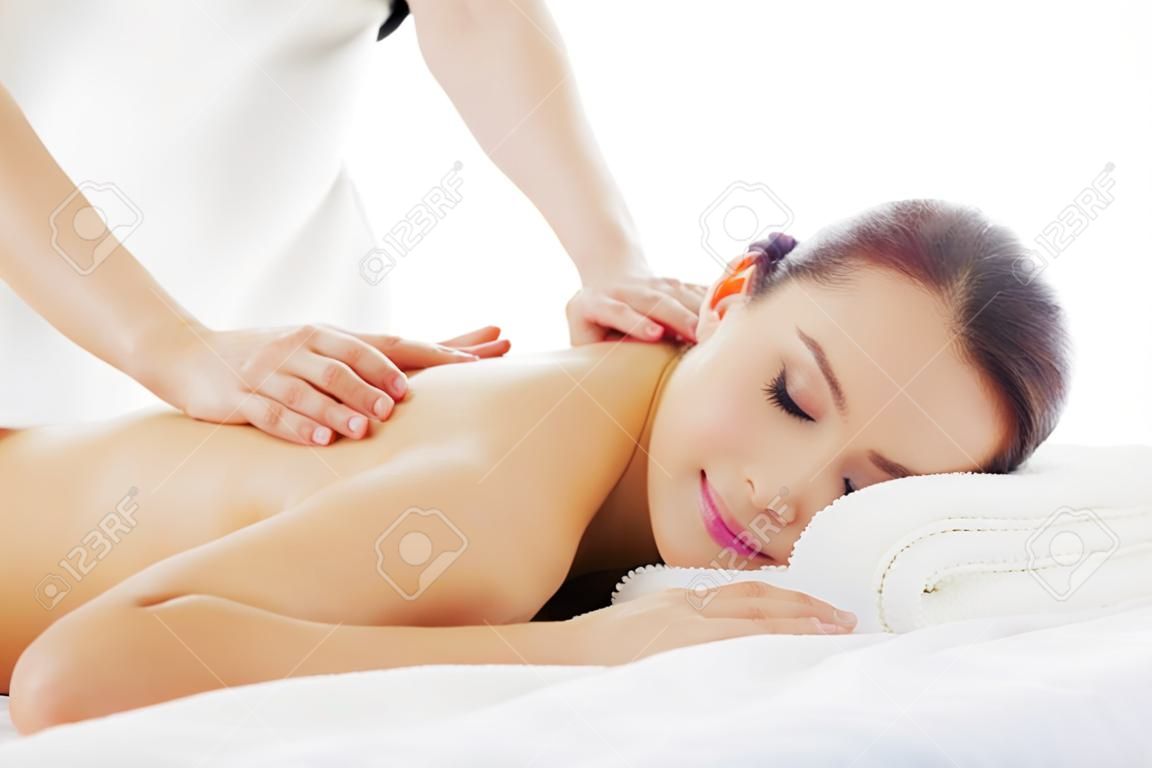 giovane donna in salone spa ottiene massaggio