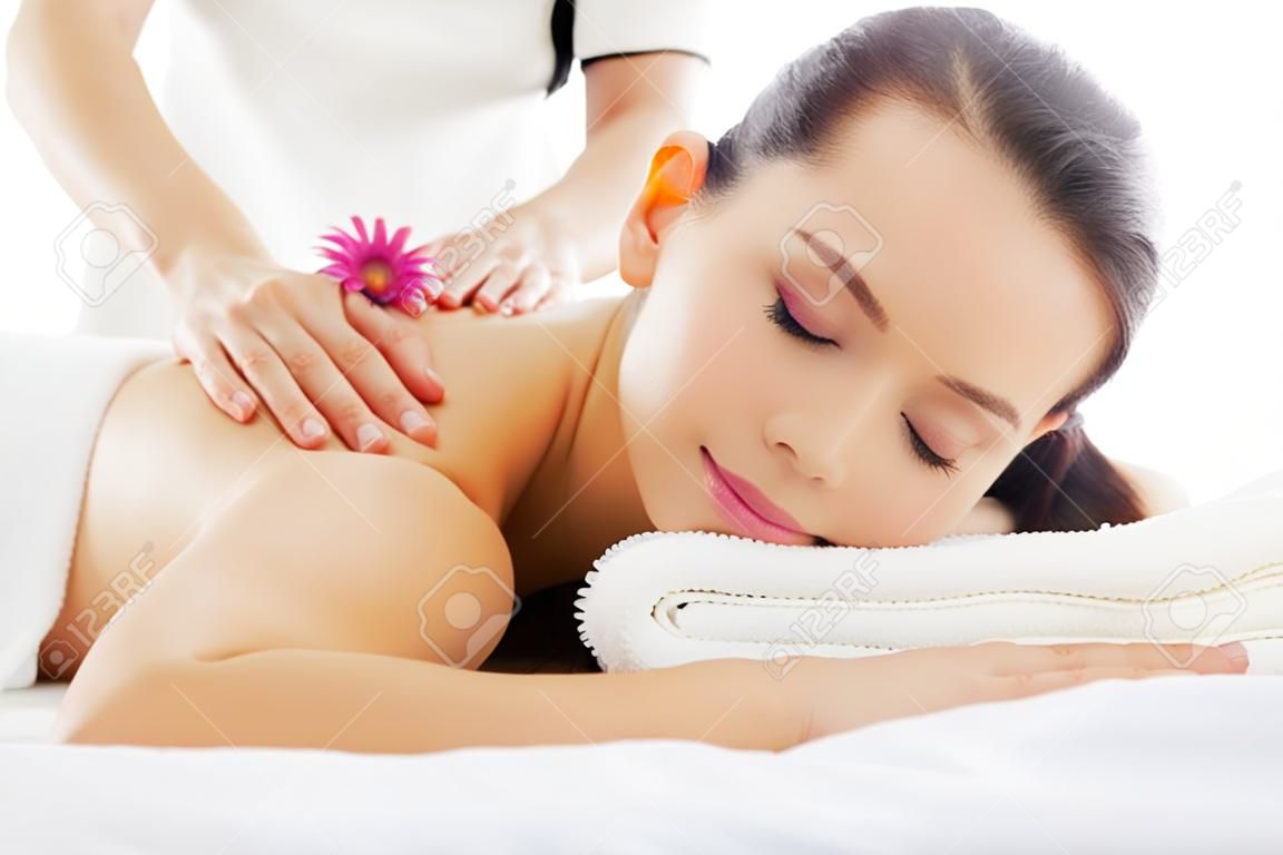 giovane donna in salone spa ottiene massaggio