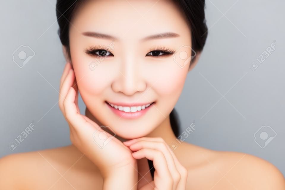 close-up glimlachende jonge mooie Aziatische vrouw gezicht