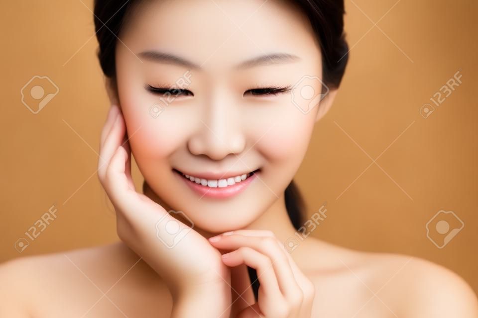 primo piano sorridente giovane donna bella faccia asiatica