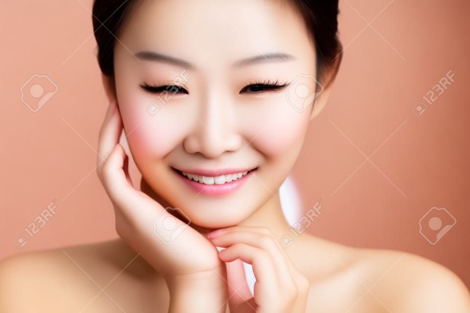 close-up glimlachende jonge mooie Aziatische vrouw gezicht