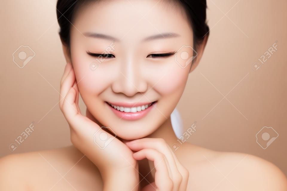 primo piano sorridente giovane donna bella faccia asiatica