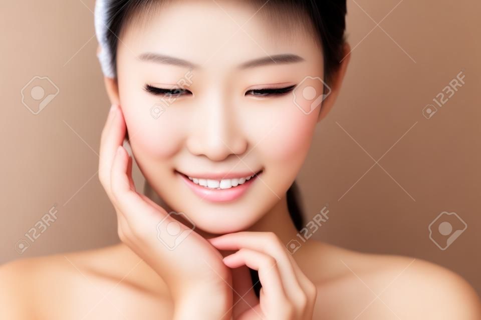 근접 촬영 웃는 젊은 아름다운 아시아 여자 얼굴