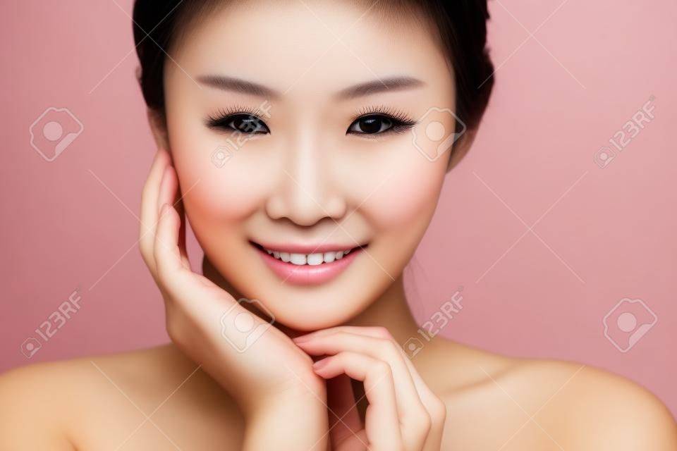 근접 촬영 웃는 젊은 아름다운 아시아 여자 얼굴