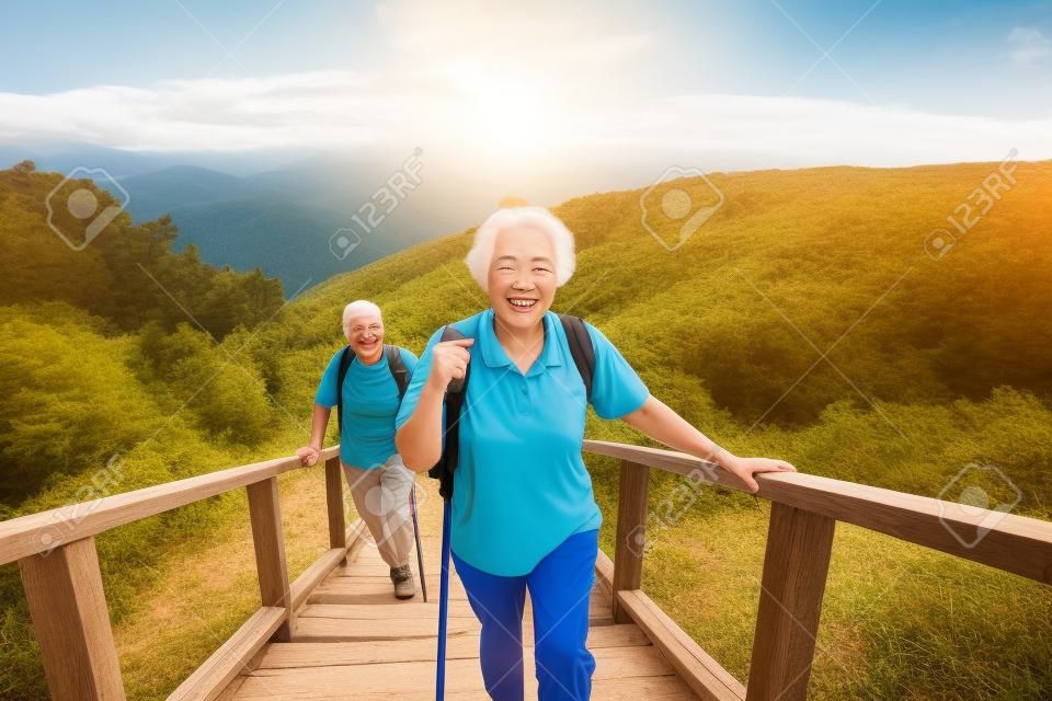 快乐的高级夫妇在山公园徒步旅行