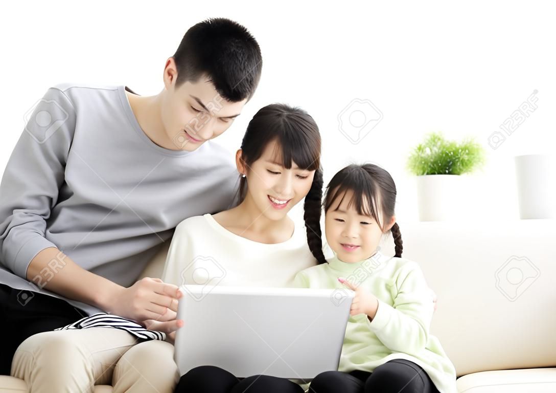 Feliz atractivo Familia joven que ve la tableta