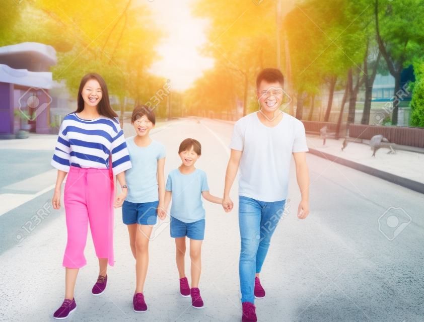 幸福的亚洲家庭在街上行走