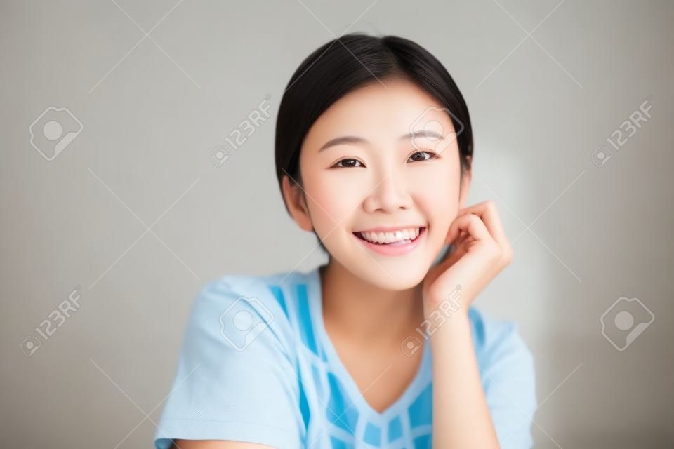 근접 촬영 웃는 젊은 아시아 여자 얼굴