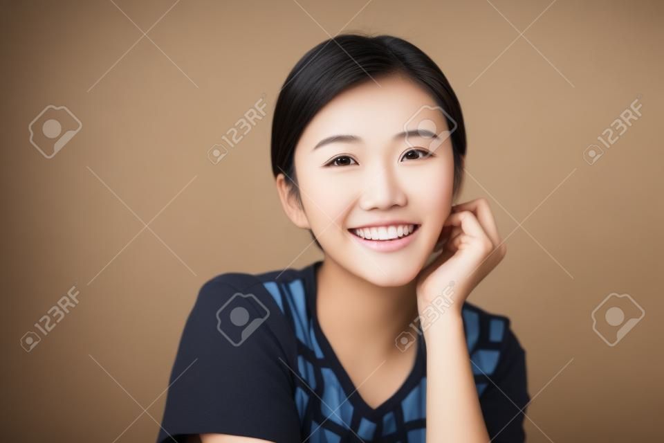 근접 촬영 웃는 젊은 아시아 여자 얼굴