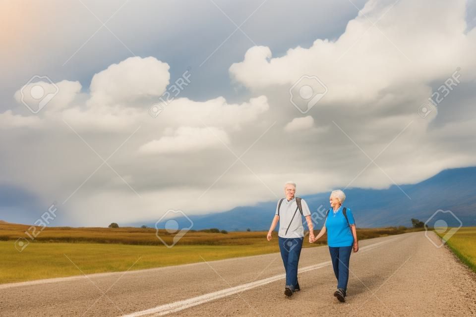 Starszy turystyka para na wiejskiej drodze