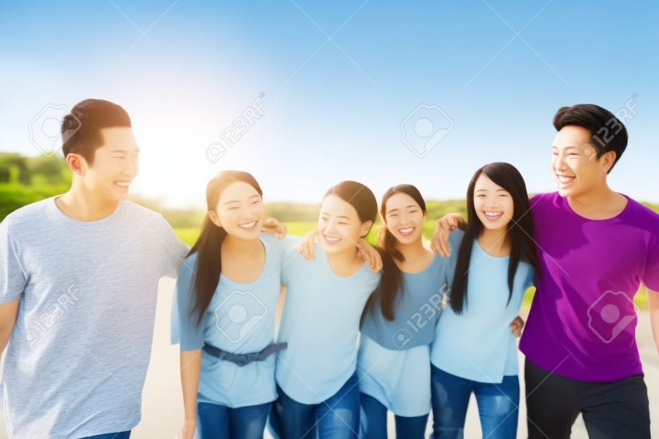 feliz jovem asiático grupo andando juntos