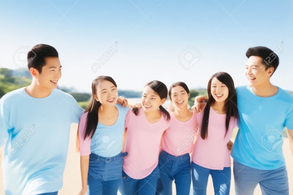 jeune groupe asiatique heureux marcher ensemble