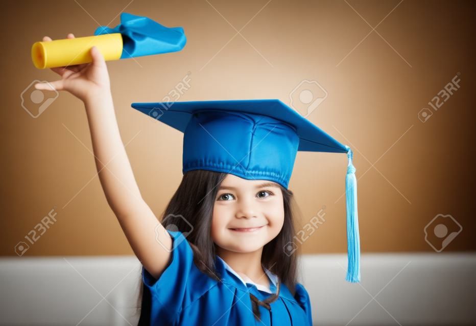 Портрет мило школьница с окончания шляпу в классе