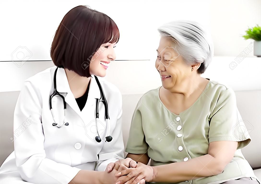 jeune fournisseur de soins à domicile souriant avec femme âgée