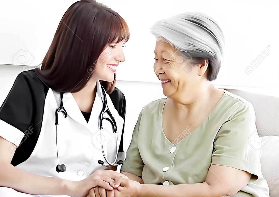jeune fournisseur de soins à domicile souriant avec femme âgée