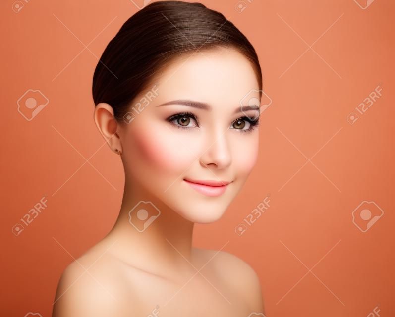 Closeup junge schöne Frau Gesicht isoliert auf weiß