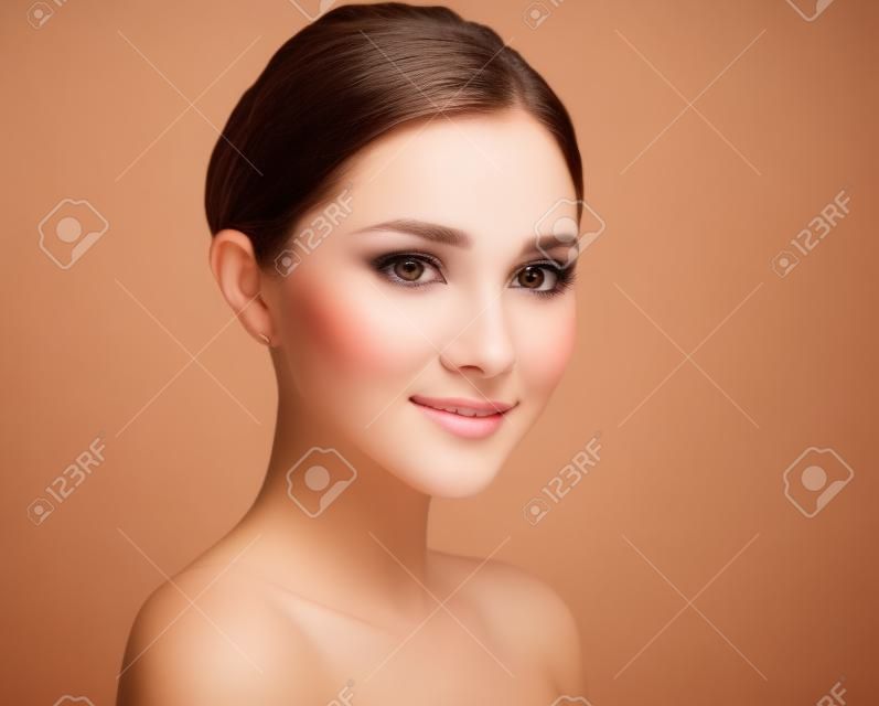 Closeup jeune femme belle visage isolé sur blanc